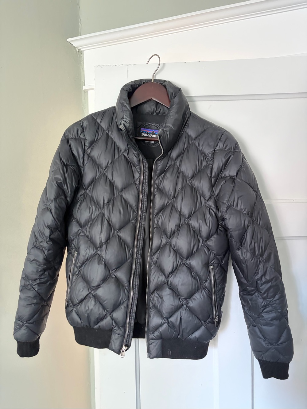Patagonia Women’s Quilted Puffer Jacket — Charcoal Gray